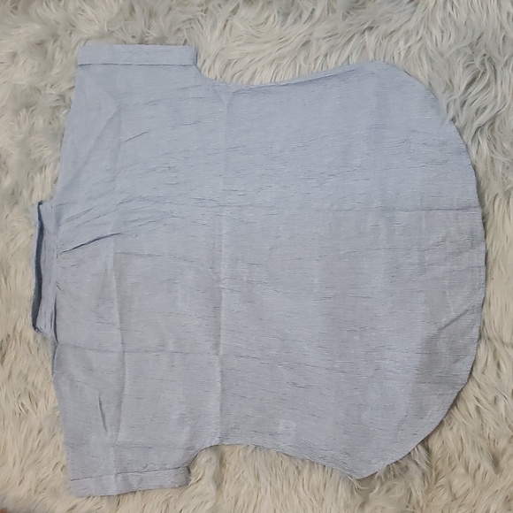 NWOT Finn & Grace V-Neck Light Blue Tops- Small - Picture 2 of 3